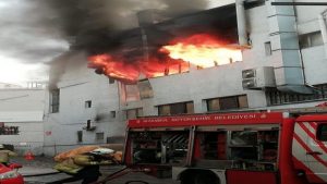 حريق مخيف في جامعة اسطنبول وسماع أصوات انفجارات بالمكان