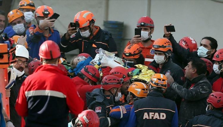 فيديو أبكى كل تركيا من الفرح.. إنقاذ طفلة بعد 91 ساعة من الزلزال (شاهد)