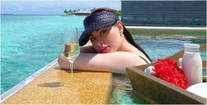 الكويتية روان بن حسين تستمتع تحت الماء.. والجمهور يعلق: تشبه “حورية بحر” (فيديو)