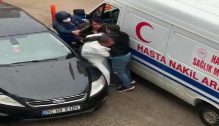 سائق إسعاف تركي يتعرض للضرب المبرح في هاتاي (فيديو)
