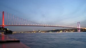 منظر مرعب عبر جسر في اسطنبول (فيديو)