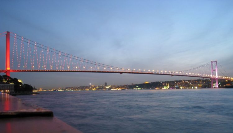 منظر مرعب عبر جسر في اسطنبول (فيديو)