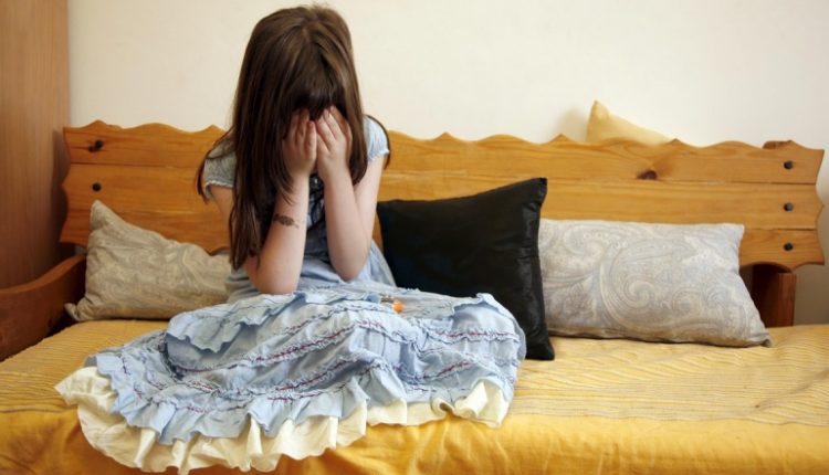 كما يستغل خروج عشيقته للعمل ويفترس نجلتها كما