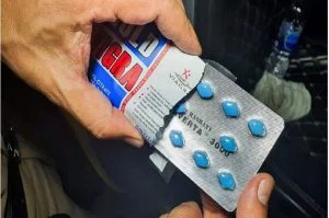 الموت عاريًا.. وفاة رجل خلال “سهرة حمراء” بسبب الفياجرا