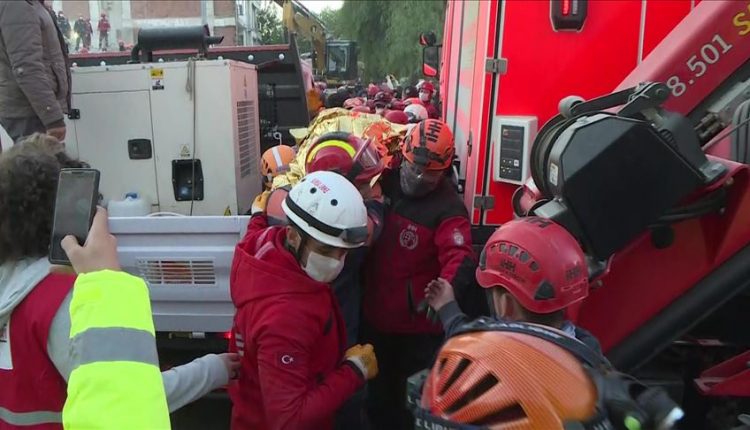 وزير الصحة التركي يوضح حالة الطفلة التي أنقذت بعد 65 ساعة من زلزال إزمير