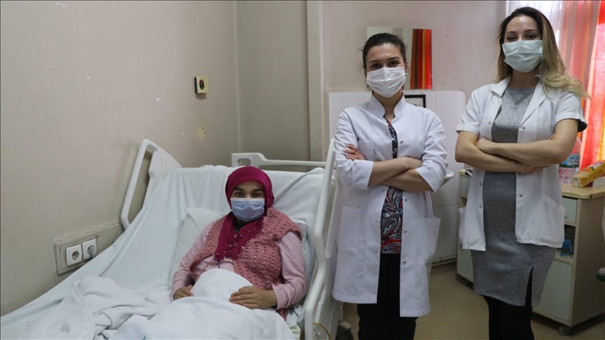 إمرأة تركية برحمين تنجب توأما 1