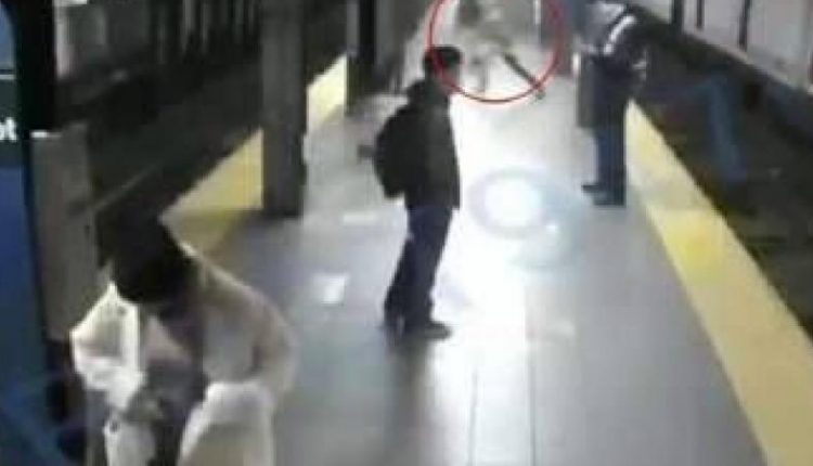 فيديو مرعب يدفع امرأة أمام المترو