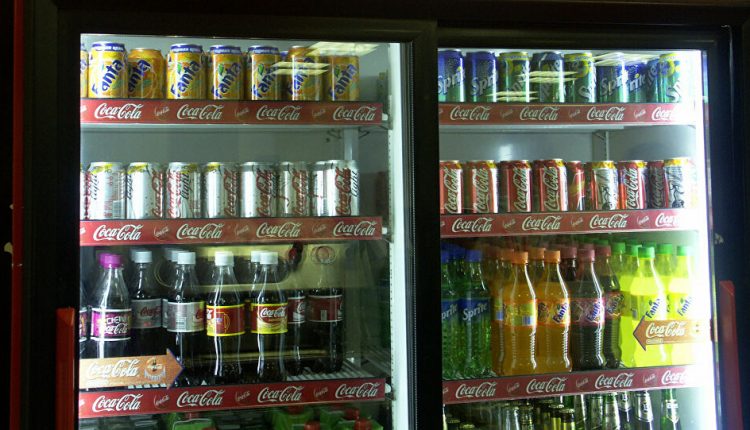 لـ 10 أسباب يجب إبعاد الأطفال عن المشروبات الغازية