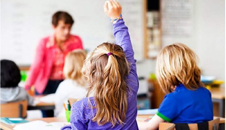 معلمة تتورط في فعل فاضح مع طالب في الإعدادية