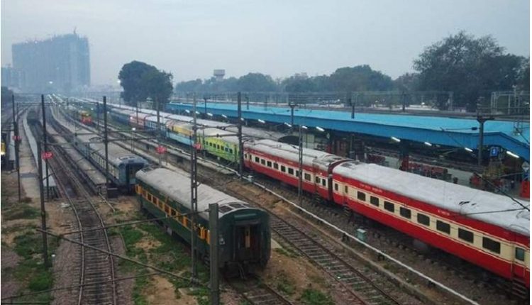 مقتل طالب جامعي تحت عجلات قطار أثناء التقاطه الصور مع أصدقائه