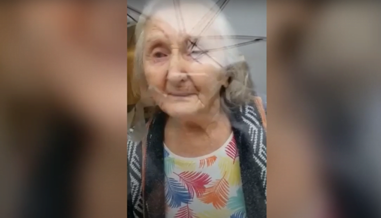 رد فعل مؤثر لامرأة عجوز بعد منعها من عناق ابنتها بسبب كورونا