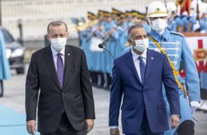 أردوغان يعدّل قميص الكاظمي.. هكذا تفاعل النشطاء (شاهد)