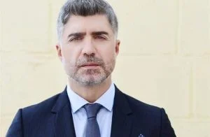 أوزجان دينيز بتصرف صادم مع حبيبته الإيرانية والجمهور يتهمه بهذه الصفة السيئة