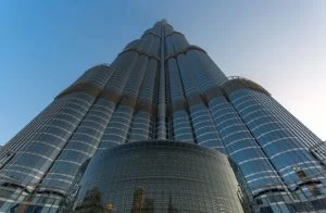 برج خليفة بدبي يكتسي بصورة الشيف التركي بوراك (صورة)