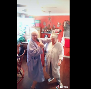 جدتان تكتسبان شهرة بعد رقصة على أغنية شهيرة قديمة (فيديو)
