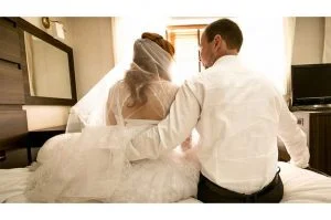 سقوط عروسين من ارتفاع 650 قدمًا أثناء صورة تذكارية