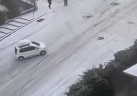 سيارات تنزلق وتتحطم وسط انخفاض درجات الحرارة في أنقرة (فيديو)