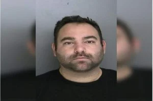 شاب يبتز فتيات لإرسال صور مخلة