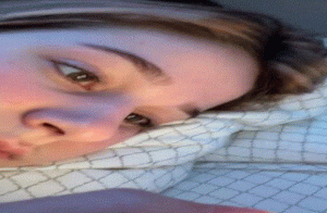 شاب يكتشف خيانة حبيبته له من عينيها !