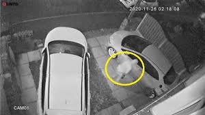 شاهد ماذا حدث لمجرم حاول إحراق سيارة (فيديو)