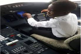 طفل عمره سبع سنوات يقود طائرة