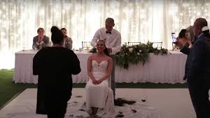 عروس تحلق شعرها يوم الزفاف تضامنا مع أمها المريضة بالسرطان