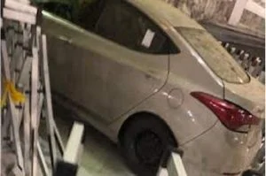 فيديو مروع.. سيارة تقتحم مركزا تجاريا بمكة المكرمة
