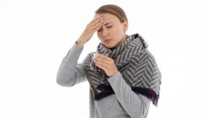 كيف تتحقق من إصابتك بالحمى من دون مقياس حرارة ؟!