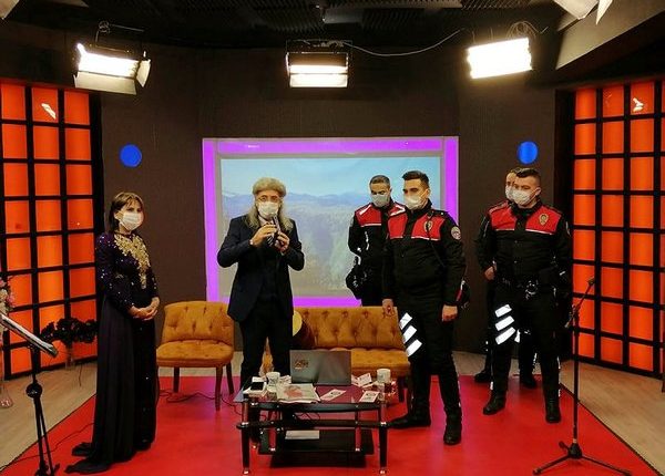 المباحث تقتحم إذاعة أثناء البث المباشر