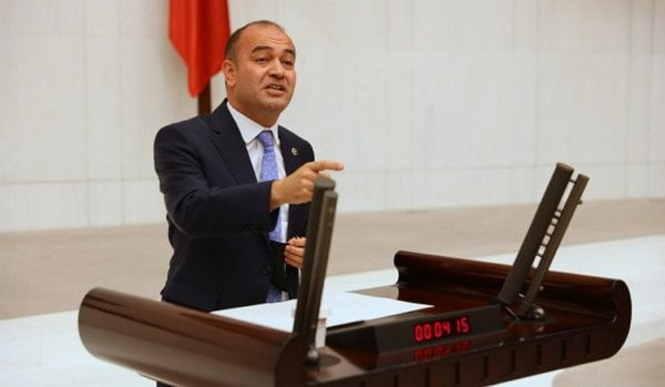 أوزغور كارابات نائب حزب الشعب الجمهوري في اسطنبول