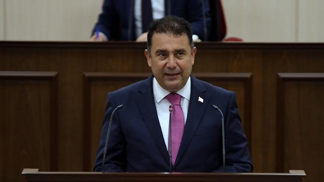 رئيس وزراء جمهورية قبرص الشمالية التركية أرسان سانر يعلّق على العقوبات الأمريكية على تركيا