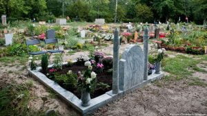 فيديو.. أتراك يتولون مراسم دفن مسلم من أصول أفريقية قبل حرق جثته في ألمانيا