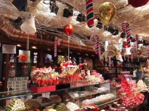 متجر حلوى يبيع السكاكير التاريخية في كاديكوي يتزين احتفالًا بقدوم رأس السنة
