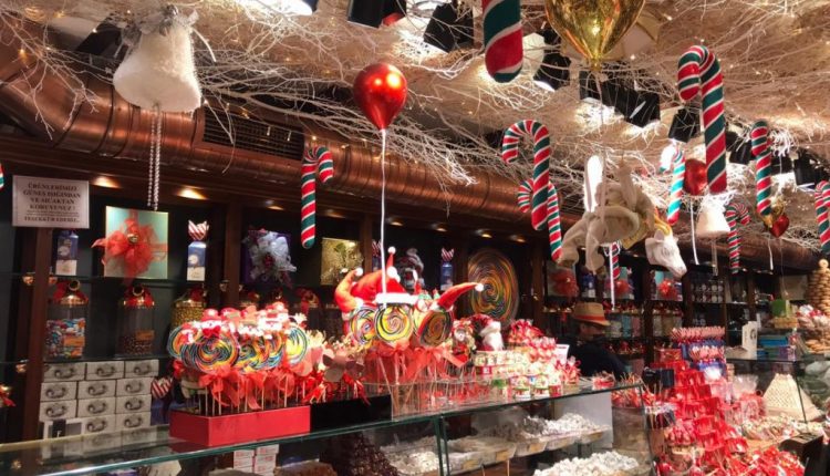 متجر حلوى يبيع السكاكير التاريخية في كاديكوي يتزين احتفالًا بقدوم رأس السنة