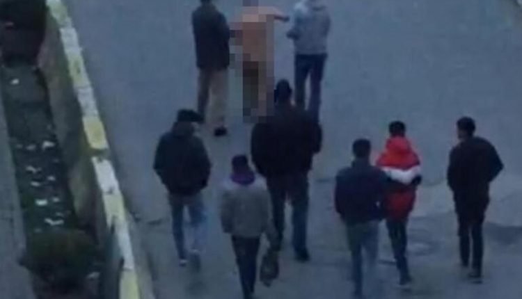 اتهمه بإقامة علاقة مع زوجته.. رجل يُجرد شابًا من ملابسه تمامًا ويتجول به في اسطنبول