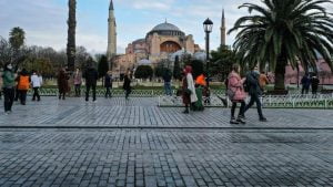 تركيا تخفف الإجراءات على السياح الأجانب