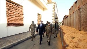 وزير الدفاع التركي خلال زيارة إلى ليبيا