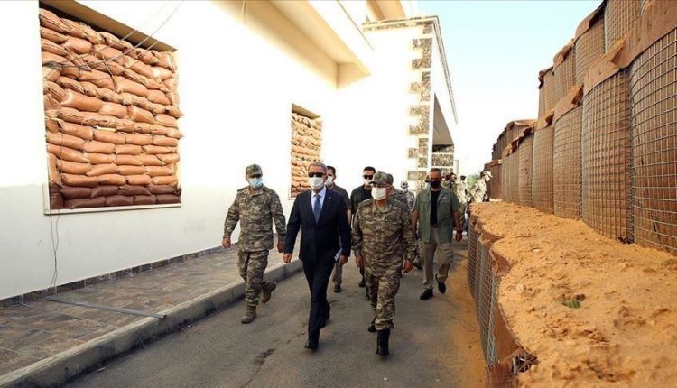 وزير الدفاع التركي خلال زيارة إلى ليبيا