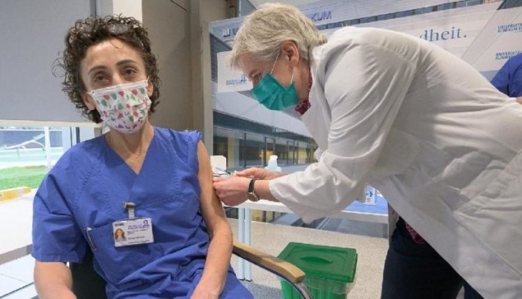 الممرضة زينب كالماير (50 عامًا) أول تركية تتلقى تطعيم كورونا