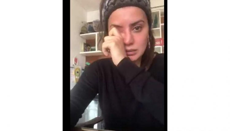 إعلامية شهيرة تبكي في بث مباشر وتستنجد بالجيش