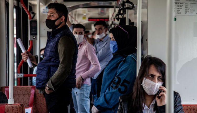 ارتداء قناع للحد من تفشي فيروس كورونا في تركيا