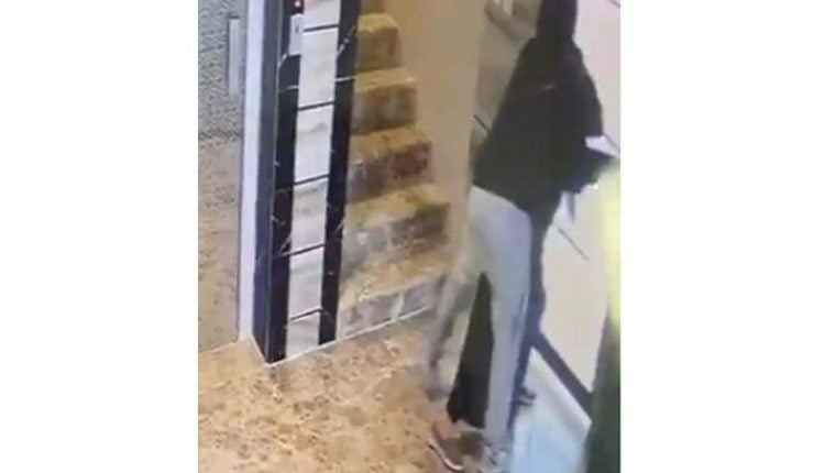 كاميرا مراقبة ترصد ما فعله رجل بامرأة منتقبة داخل المصعد