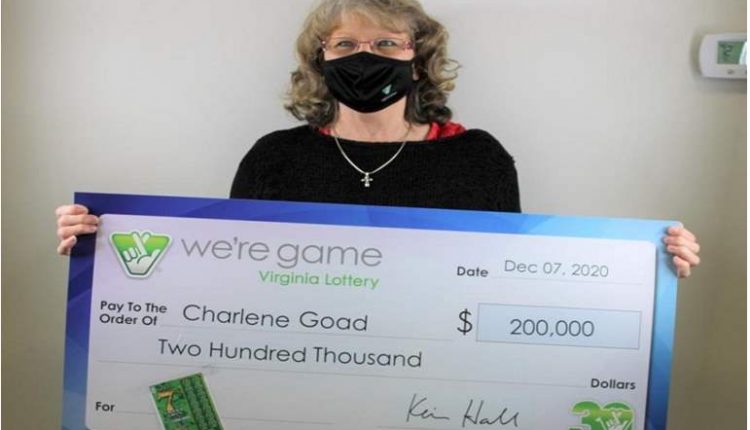 امرأة محظوظة تفوز بـ 200ألف دولار أثناء البحث عن طعام سحلية