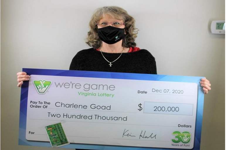 امرأة محظوظة تفوز بـ 200ألف دولار أثناء البحث عن طعام سحلية