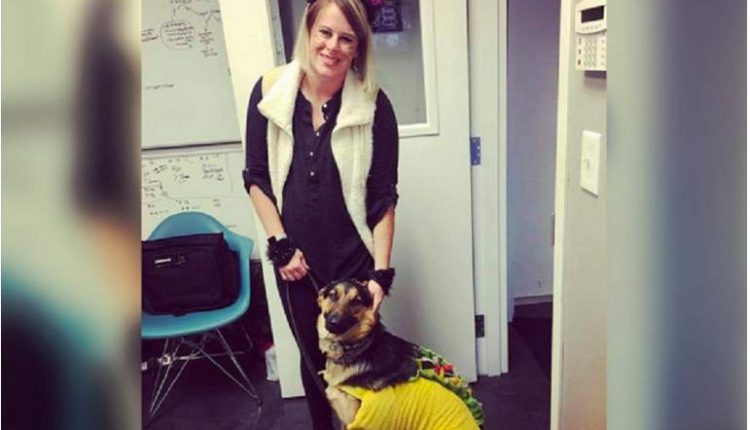 سرقة معلمة أثناء مكالمة فيديو مع طالب