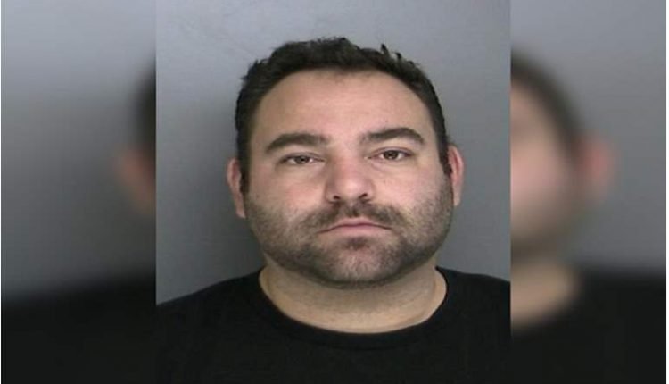 شاب يبتز فتيات لإرسال صور مخلة