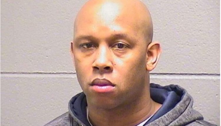 ضابط شرطة يعتدي على طالبة في مدرسة ثانوية وامرأة