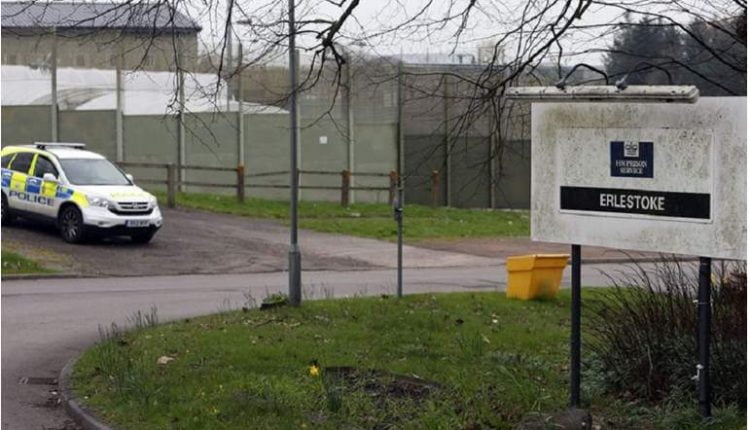 ضابطة تهرب المخدرات إلى السجن في ملابسها الداخلية