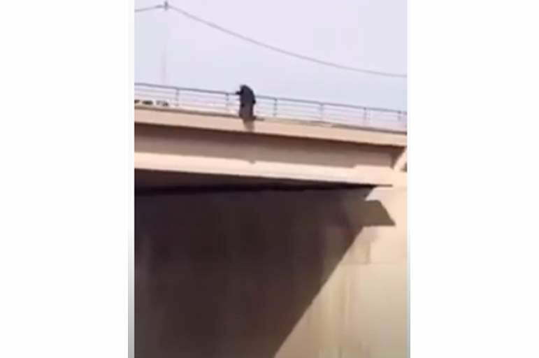 فيديو صادم للحظة انتحار مسن عراقي على مرأى من الجميع 1