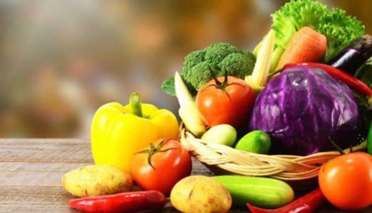 مواطن يهاجم بائعة خضار مسنة